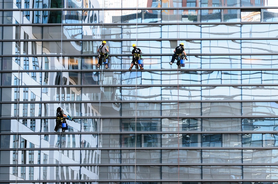 Window cleaning a glass facade